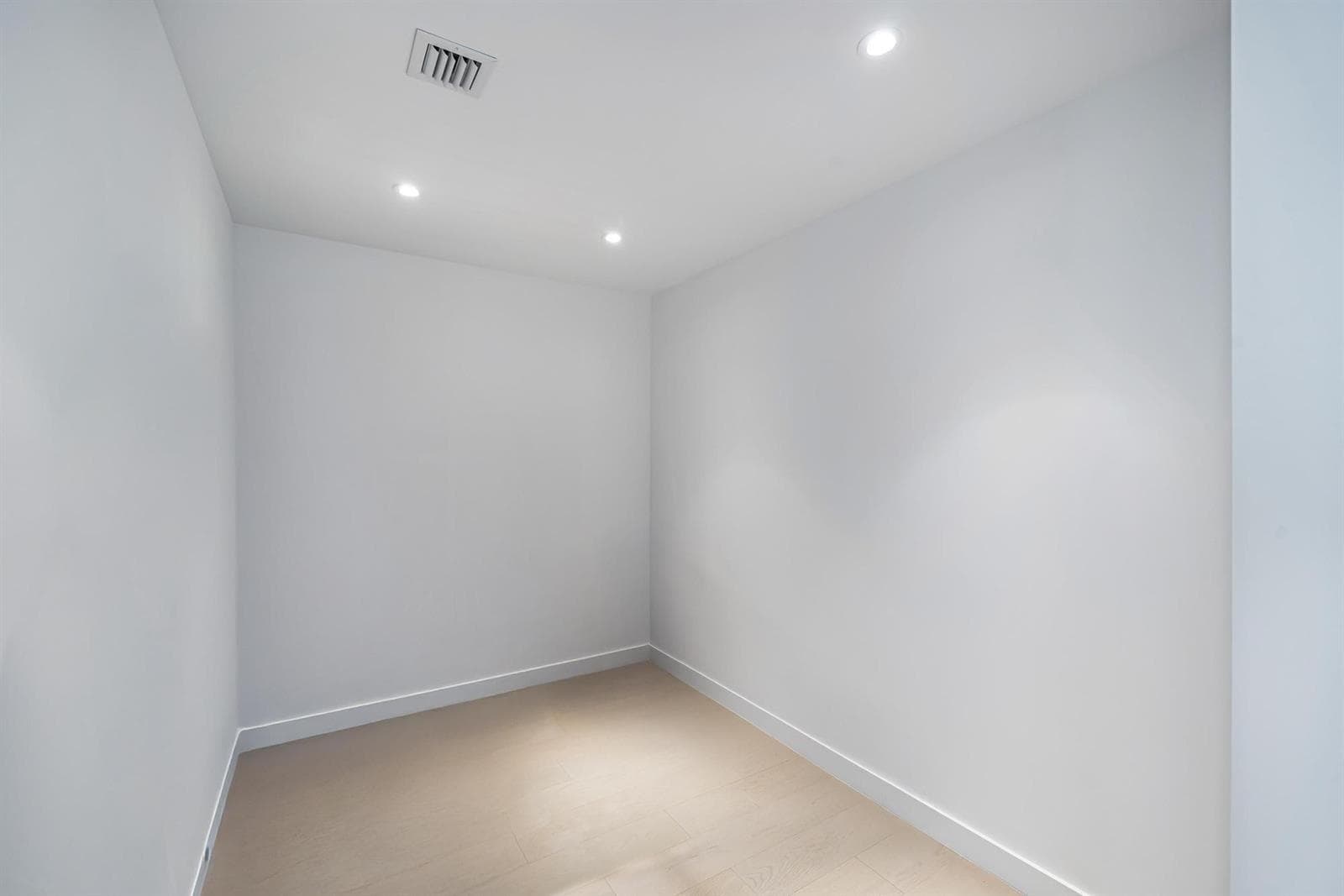 500 Alton # 2702, Miami Beach FL 33139 — 18