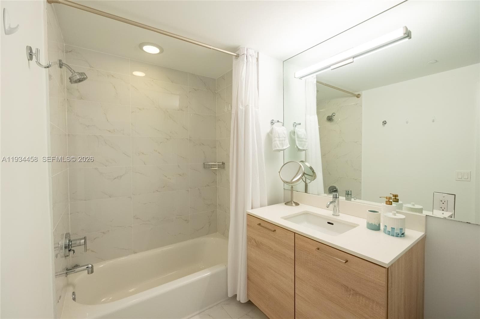 16385 Biscayne Blvd # 3117, North Miami Beach FL 33160 — 18