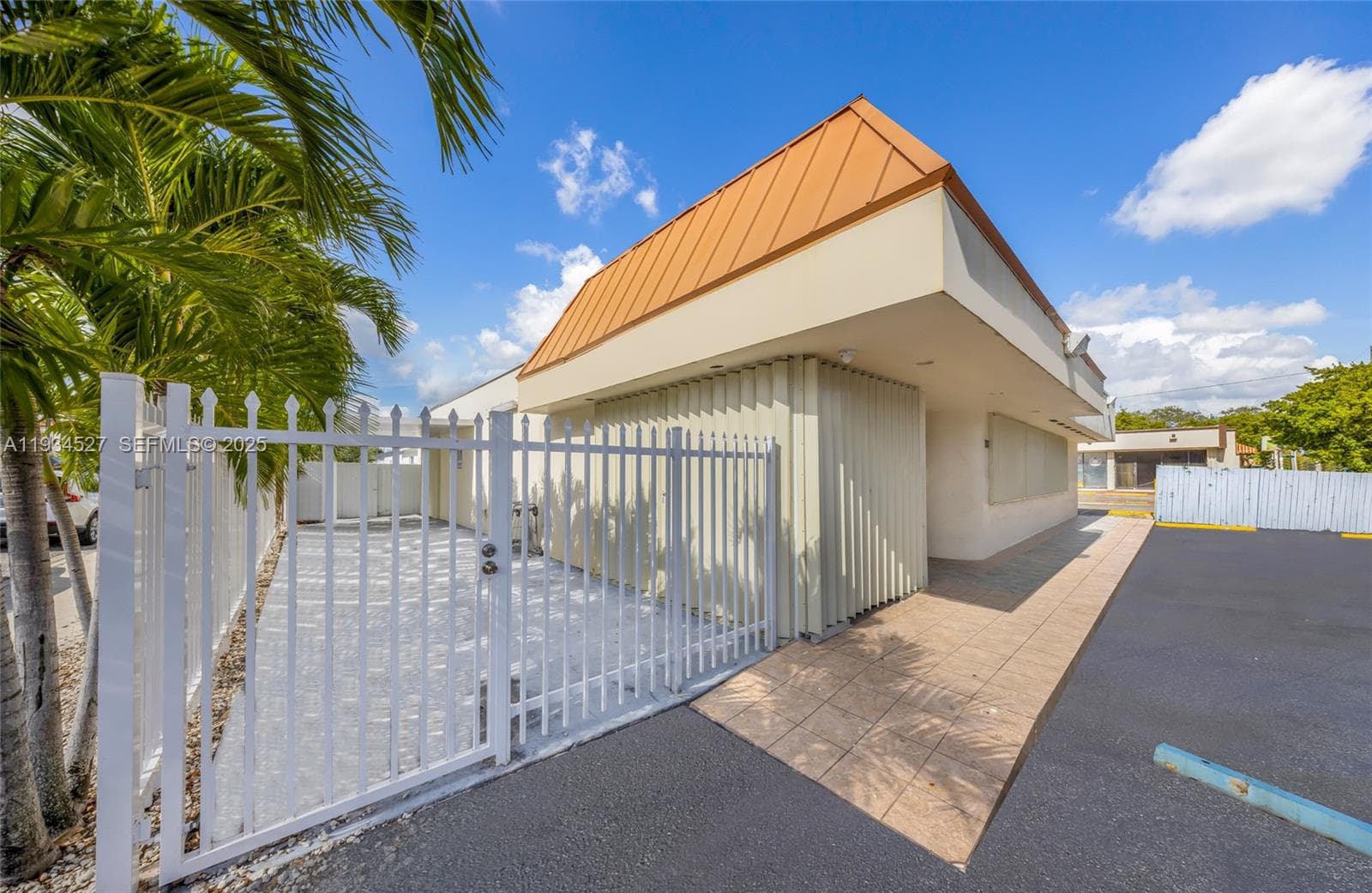 700 E 1st Ave, Hialeah FL 33010 — 25