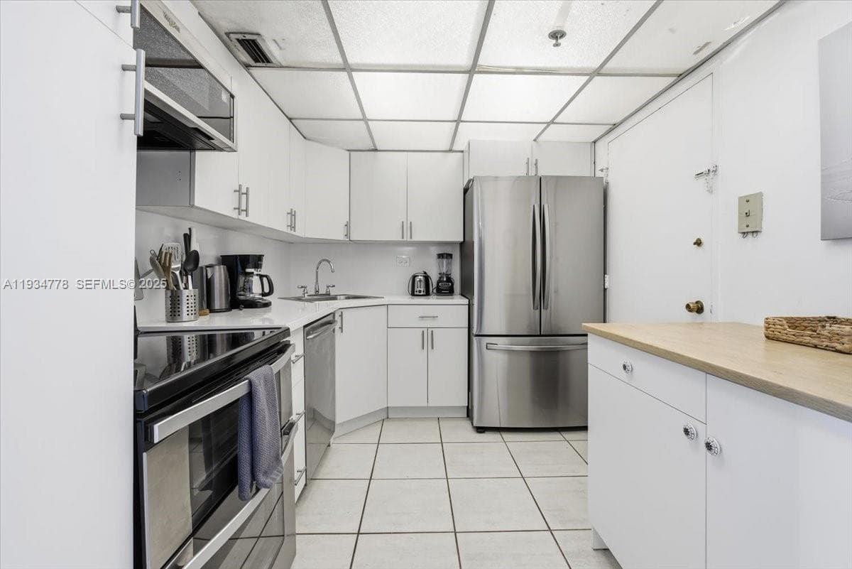 5601 Collins Ave # 915, Miami Beach FL 33140 — 17