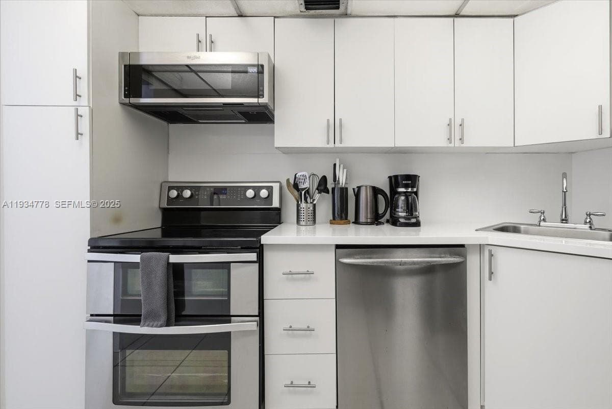 5601 Collins Ave # 915, Miami Beach FL 33140 — 16