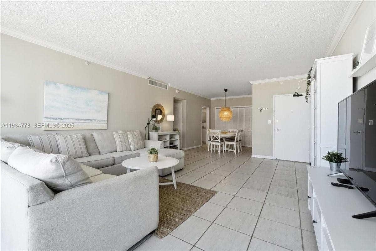 5601 Collins Ave # 915, Miami Beach FL 33140 — 3