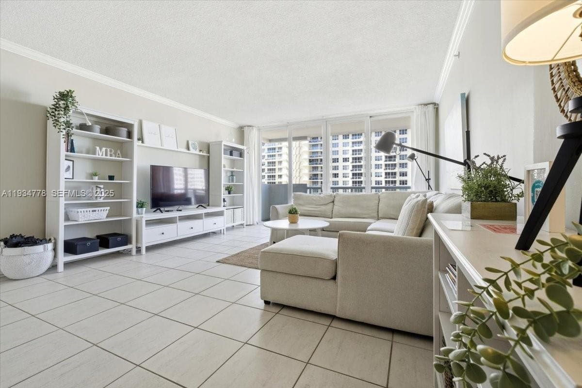 5601 Collins Ave # 915, Miami Beach FL 33140 — 5
