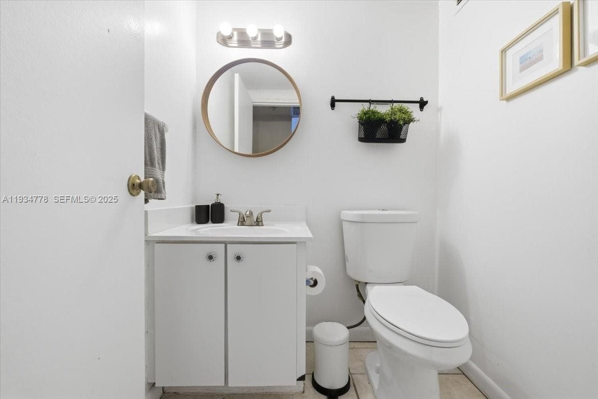 5601 Collins Ave # 915, Miami Beach FL 33140 — 9