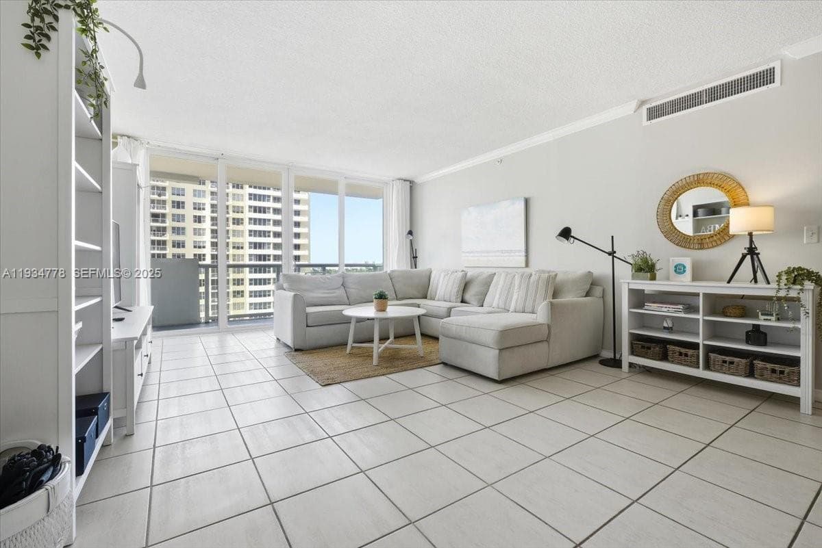 5601 Collins Ave # 915, Miami Beach FL 33140 — 4