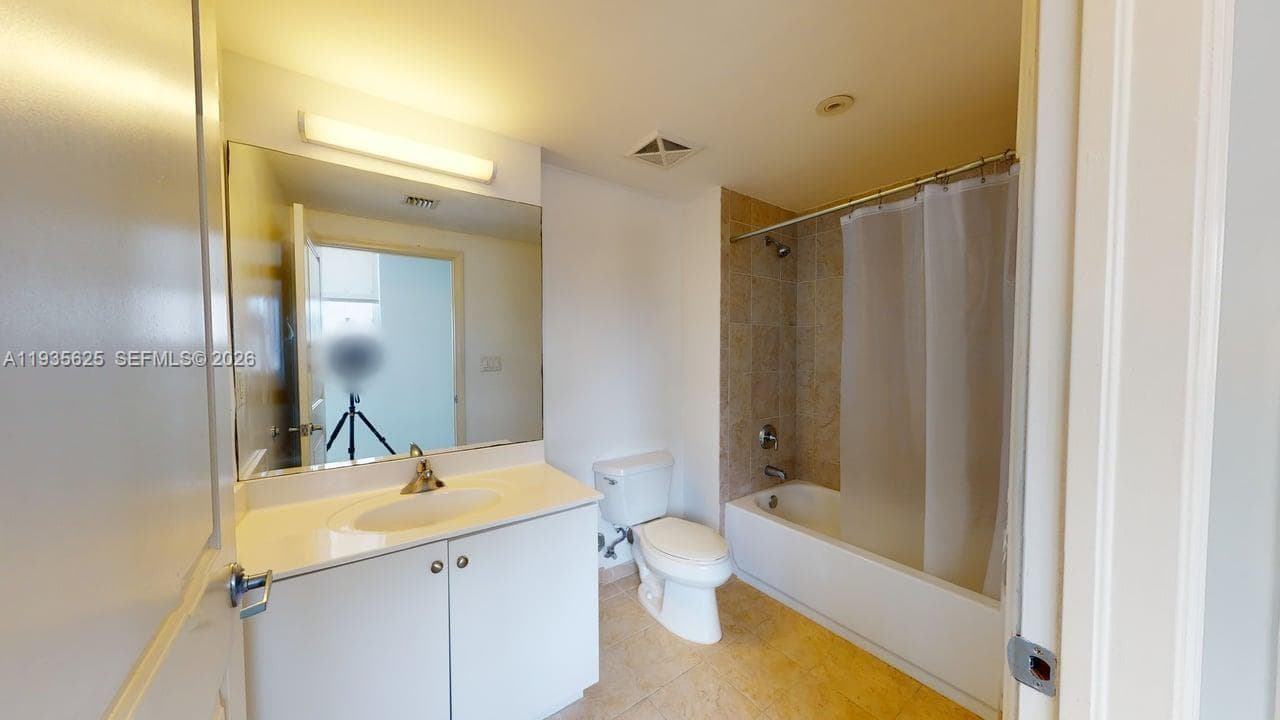 111 E Flagler St # 810, Miami FL 33131 — 9