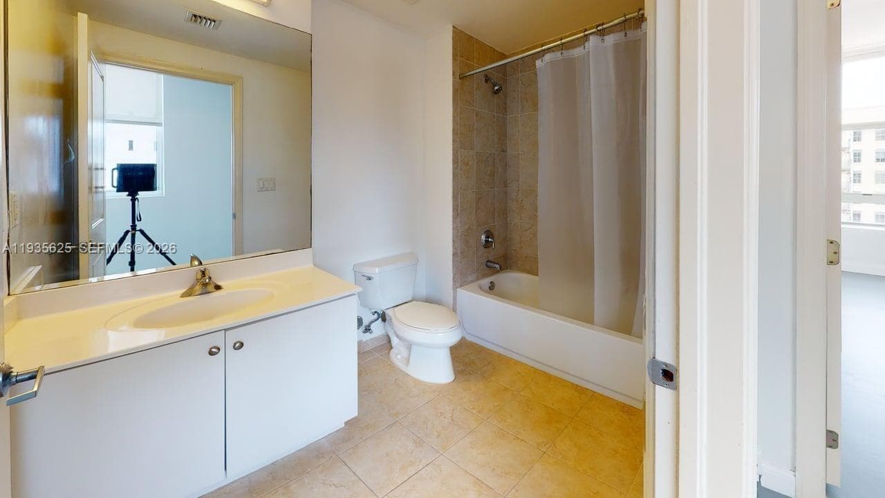 111 E Flagler St # 810, Miami FL 33131 — 8