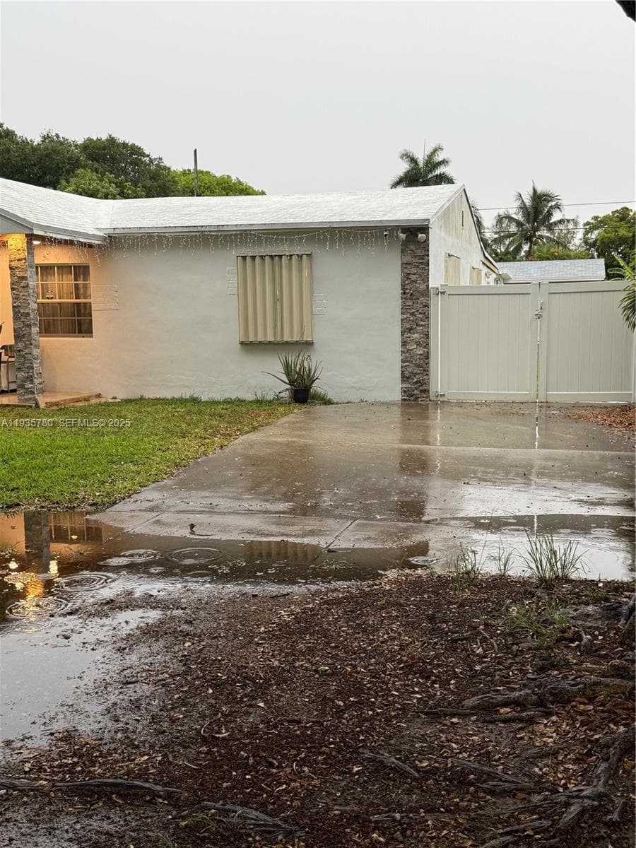1031 NE 142nd St, North Miami FL 33161 — 3