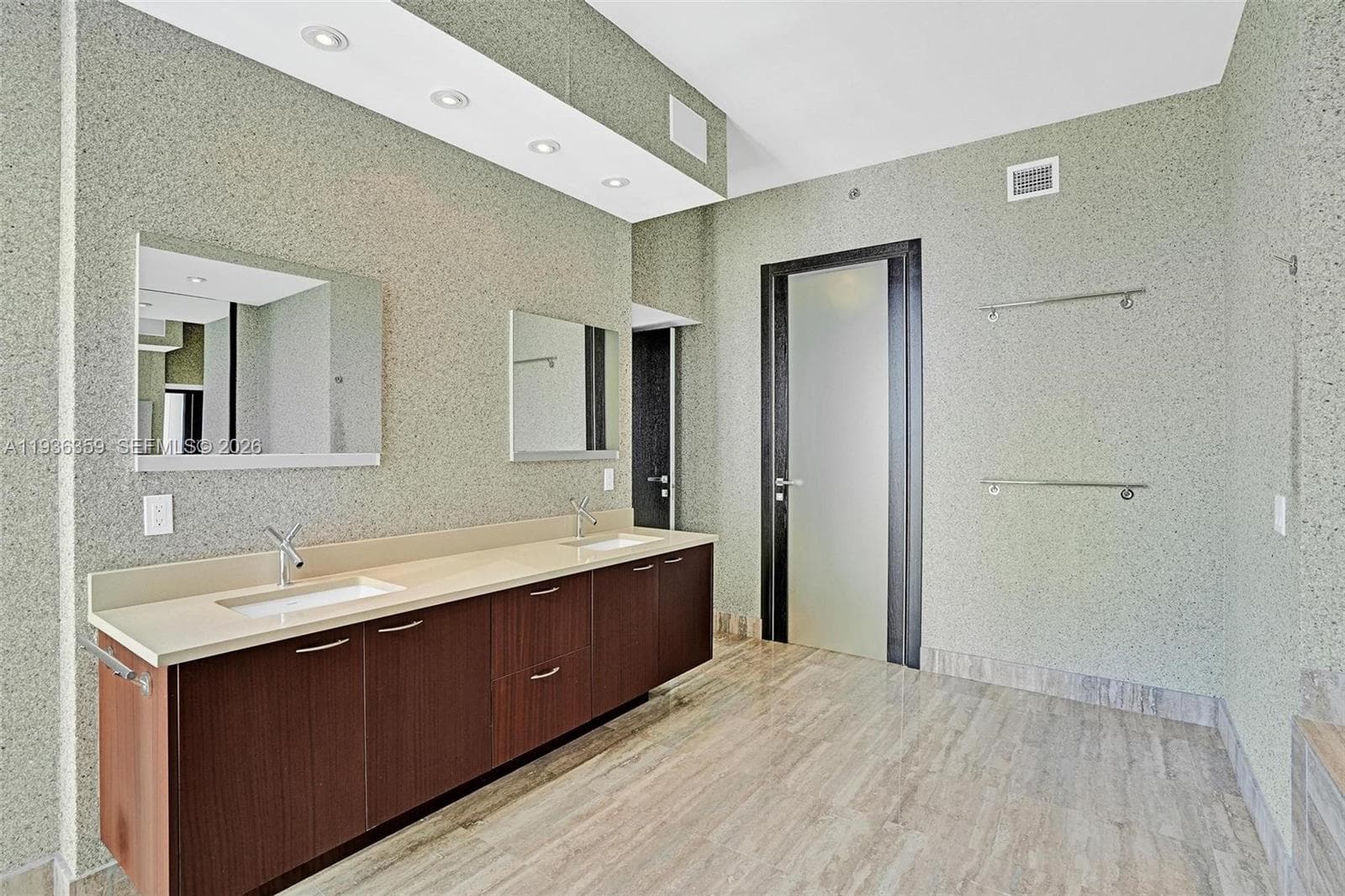 15811 Collins Ave # 2201, Sunny Isles Beach FL 33160 — 25