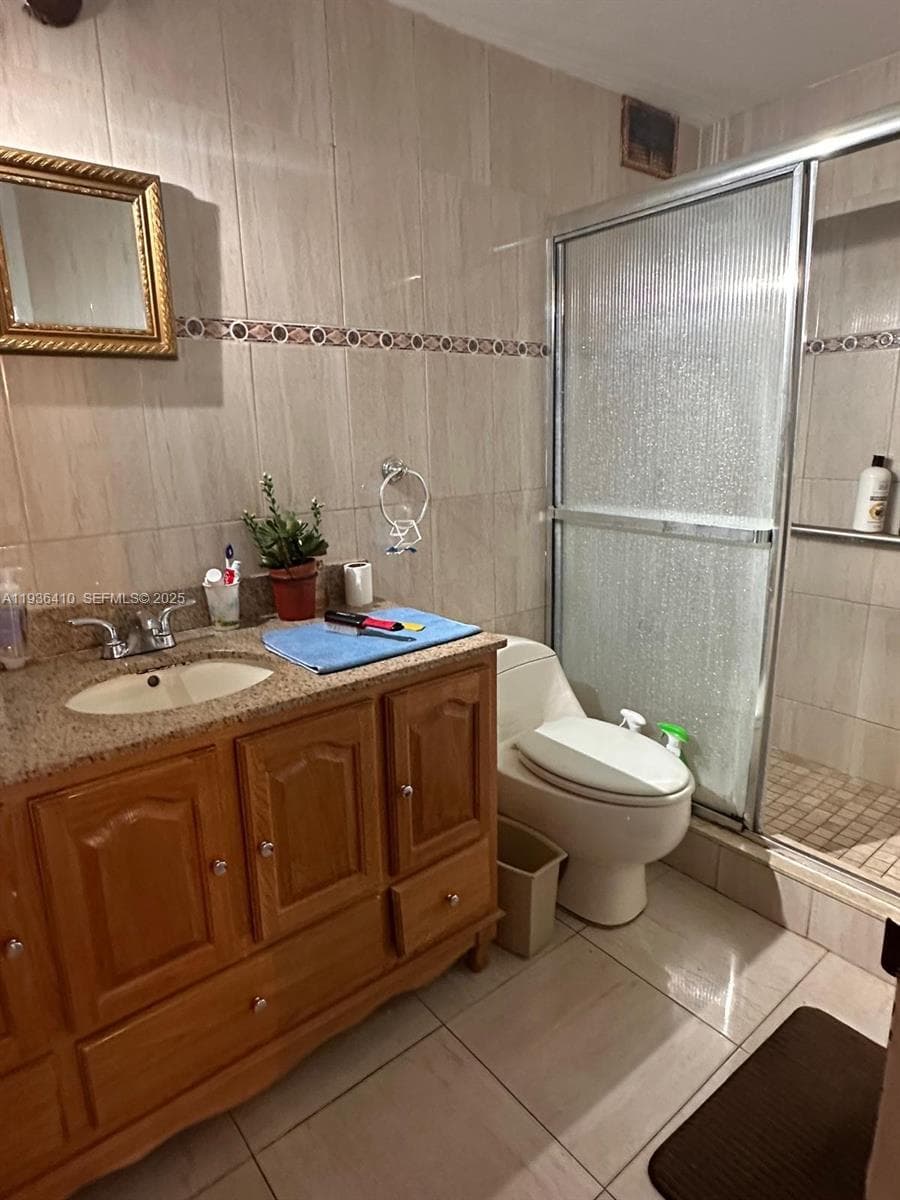 17560 Atlantic Blvd # 109, Sunny Isles Beach FL 33160 — 25