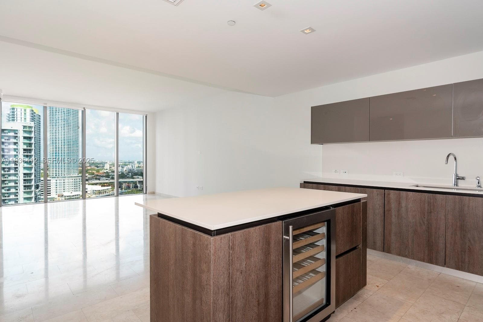 68 SE 6th St # 2010, Miami FL 33131 — 6