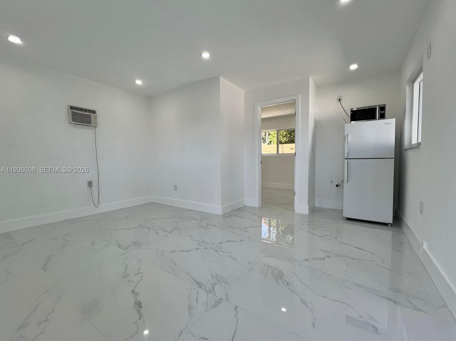542 E 20th St, Hialeah FL 33013 — 35