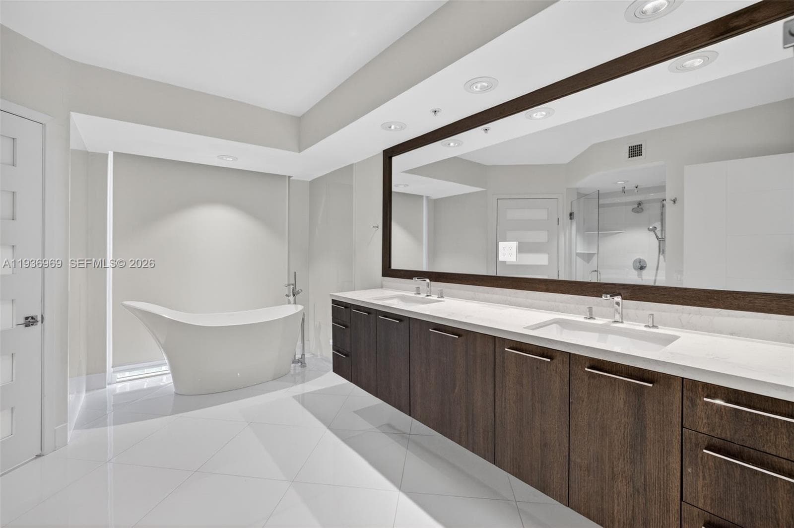 3370 Hidden Bay Dr # 2711, Aventura FL 33180 — 44