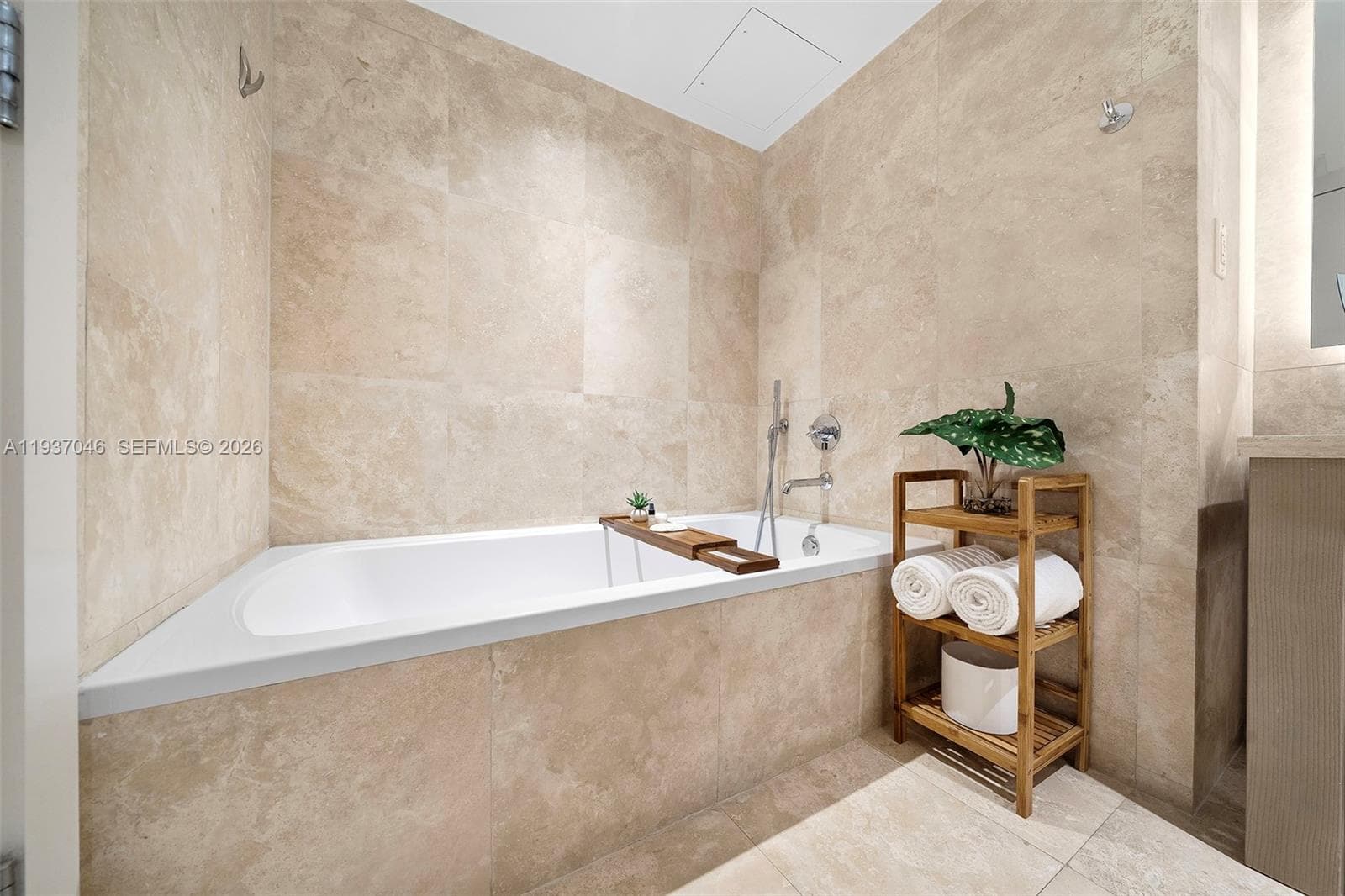 102 24th St # 1207, Miami Beach FL 33139 — 23