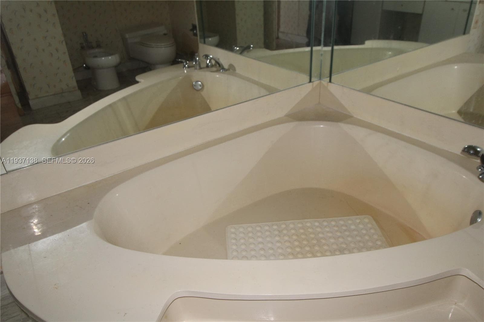 1000 Quayside Ter # 1807, Miami FL 33138 — 18