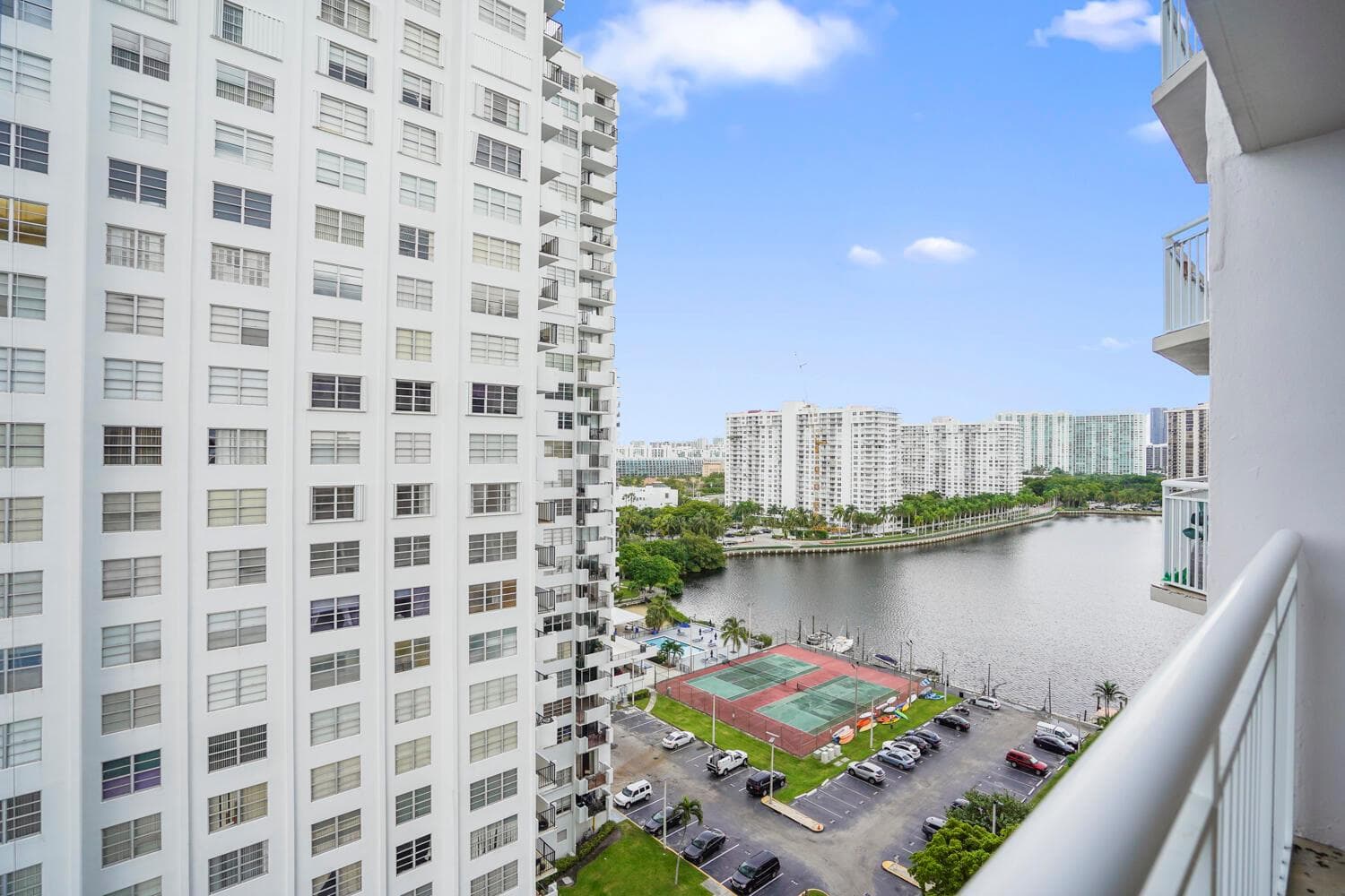 18051 Biscayne Boulevard # 1504, Aventura FL 33160 — 1