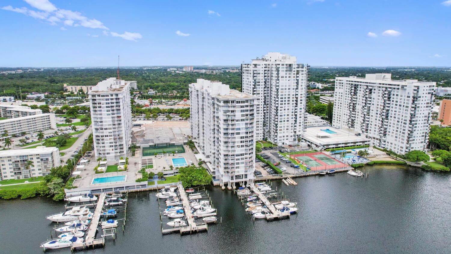 18051 Biscayne Boulevard # 1504, Aventura FL 33160 — 37