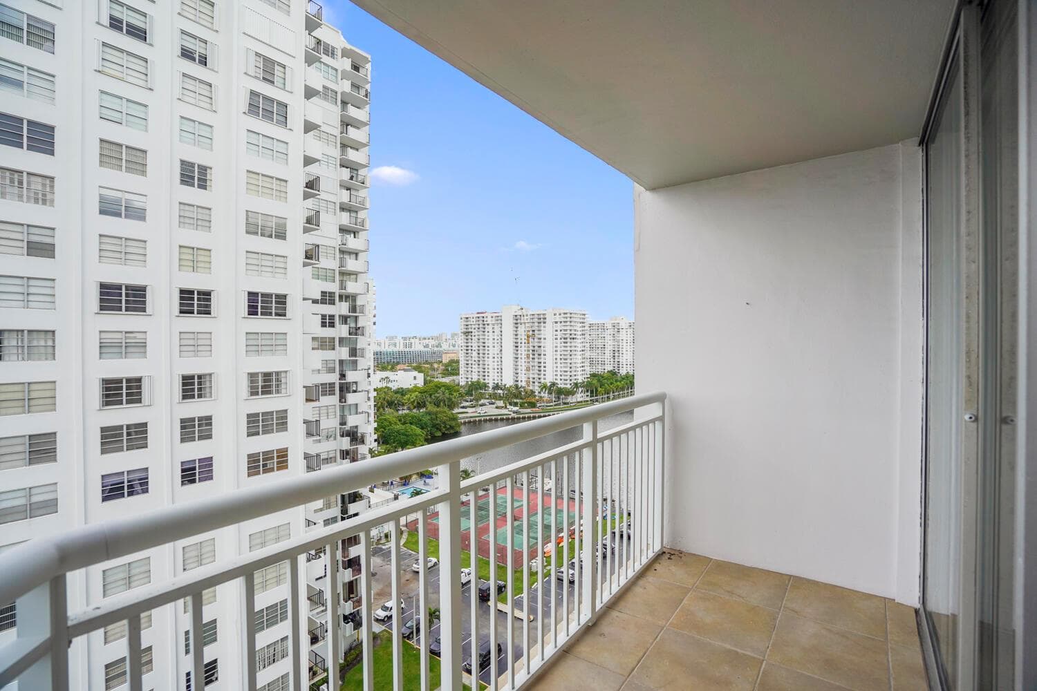 18051 Biscayne Boulevard # 1504, Aventura FL 33160 — 25