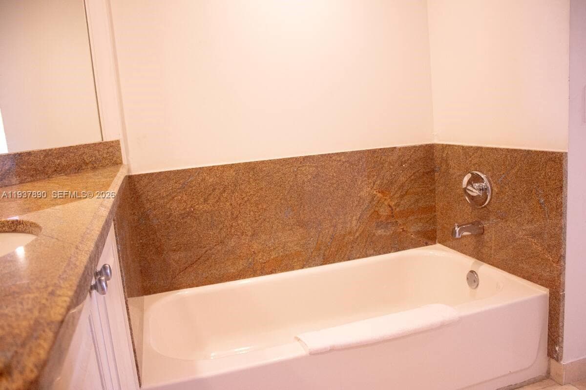 1717 N Bayshore Dr # 4141, Miami FL 33132 — 13
