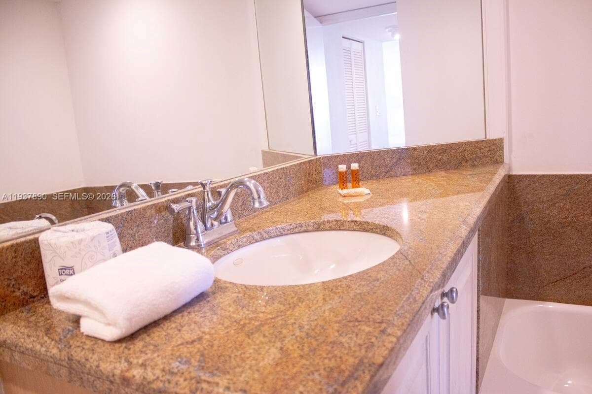 1717 N Bayshore Dr # 4141, Miami FL 33132 — 11