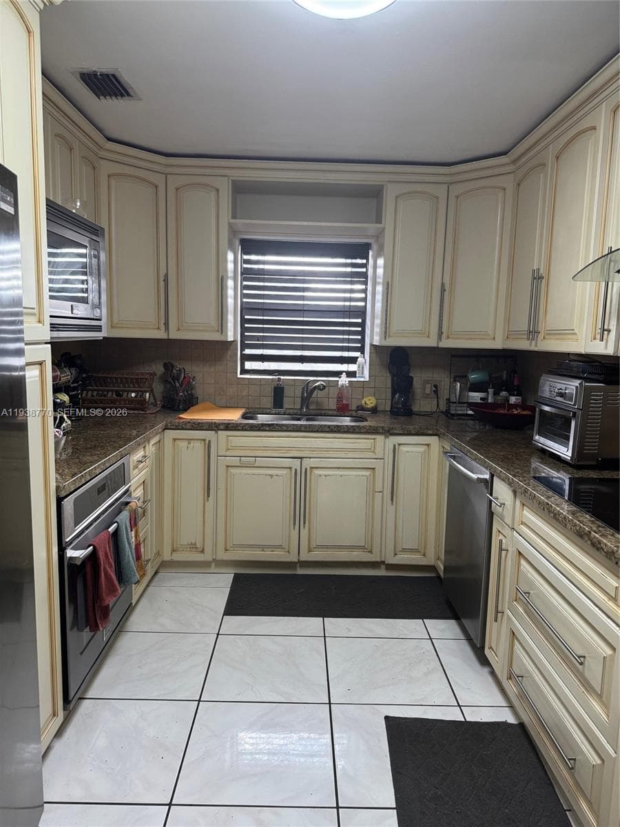 17 E 50th Pl, Hialeah FL 33013 — 12