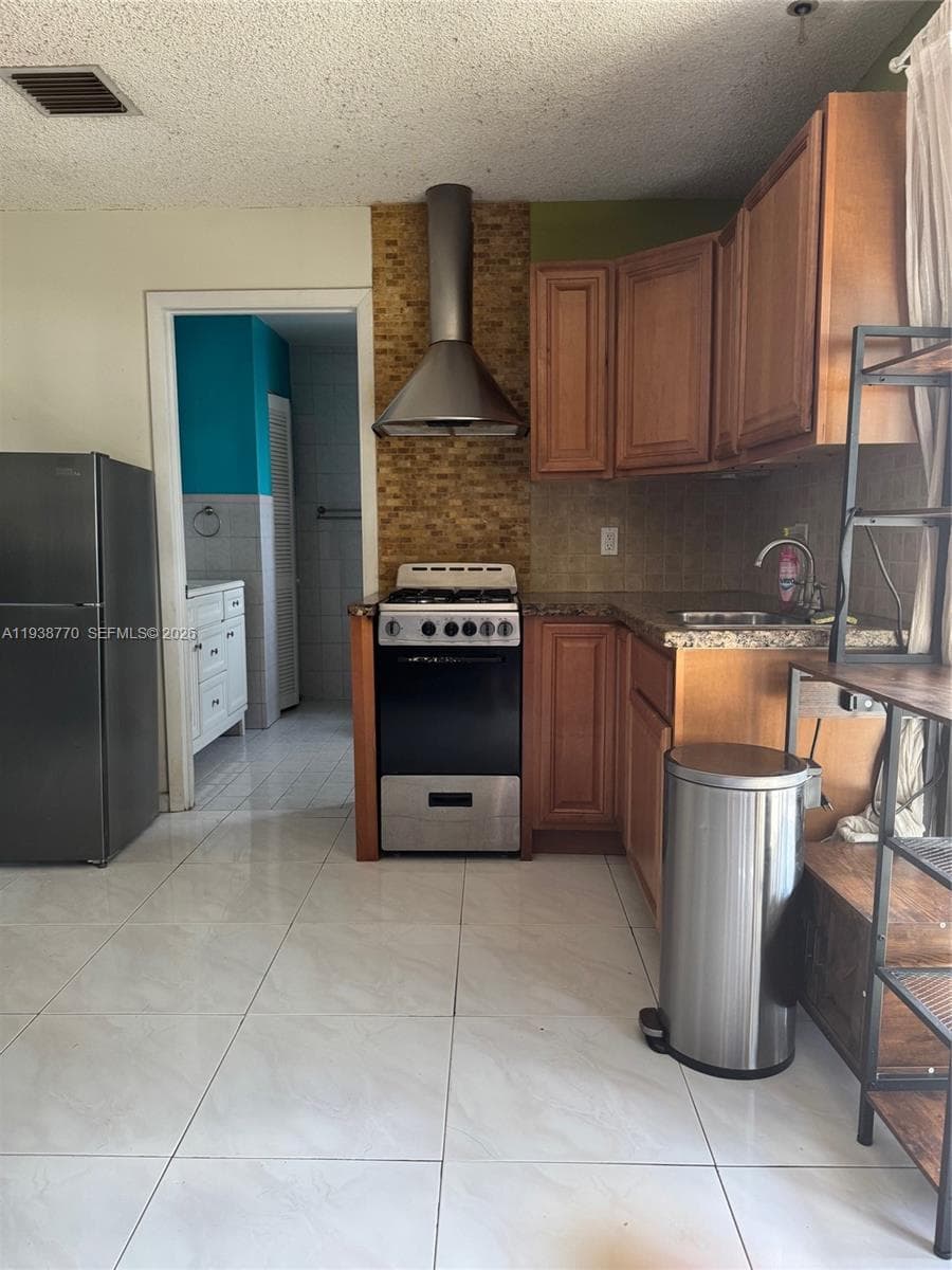 17 E 50th Pl, Hialeah FL 33013 — 26