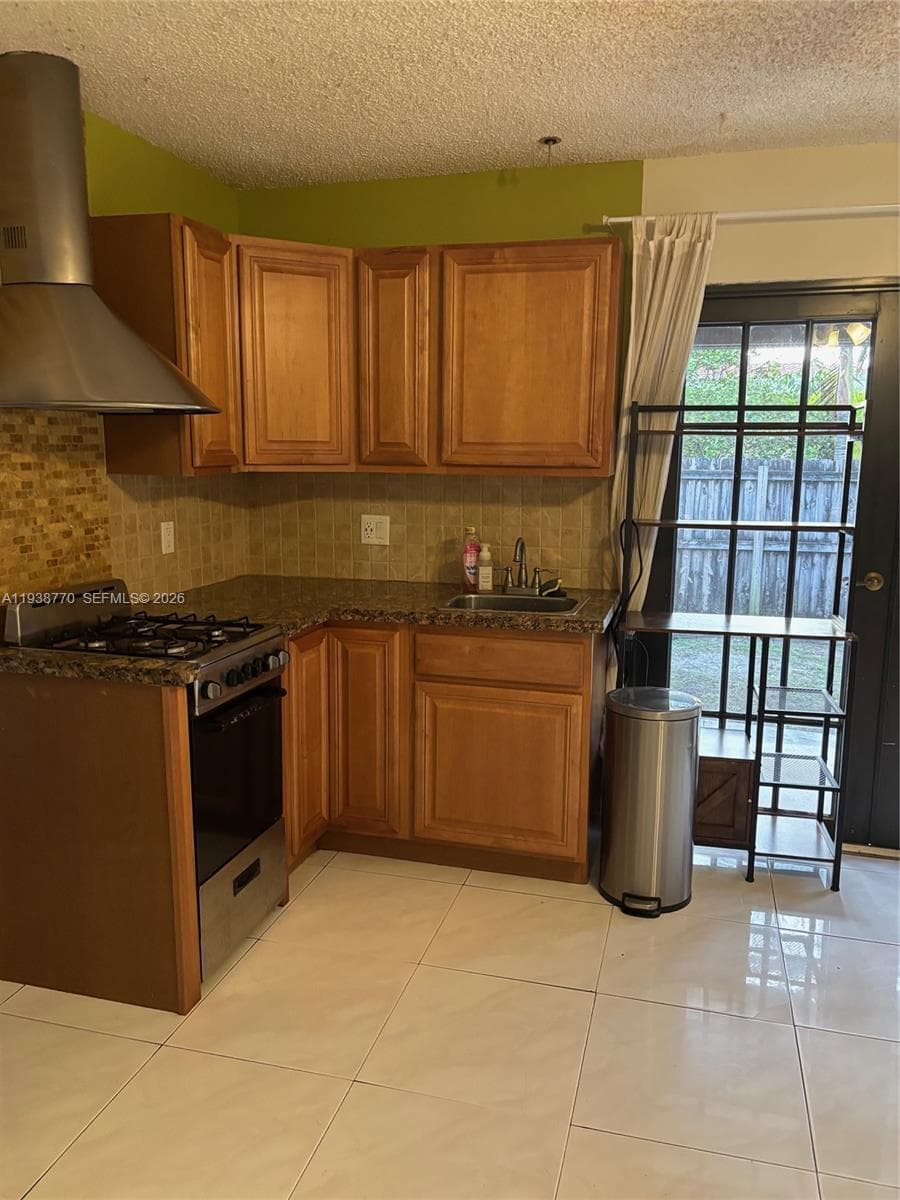 17 E 50th Pl, Hialeah FL 33013 — 25