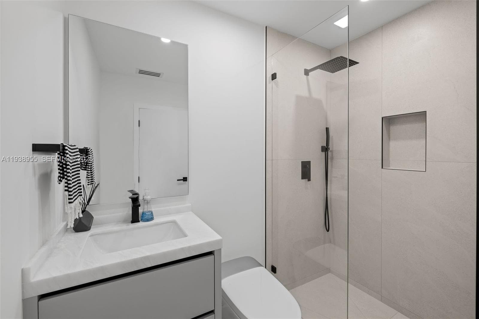 7910 NW 169th Ter, Miami Lakes FL 33016 — 40