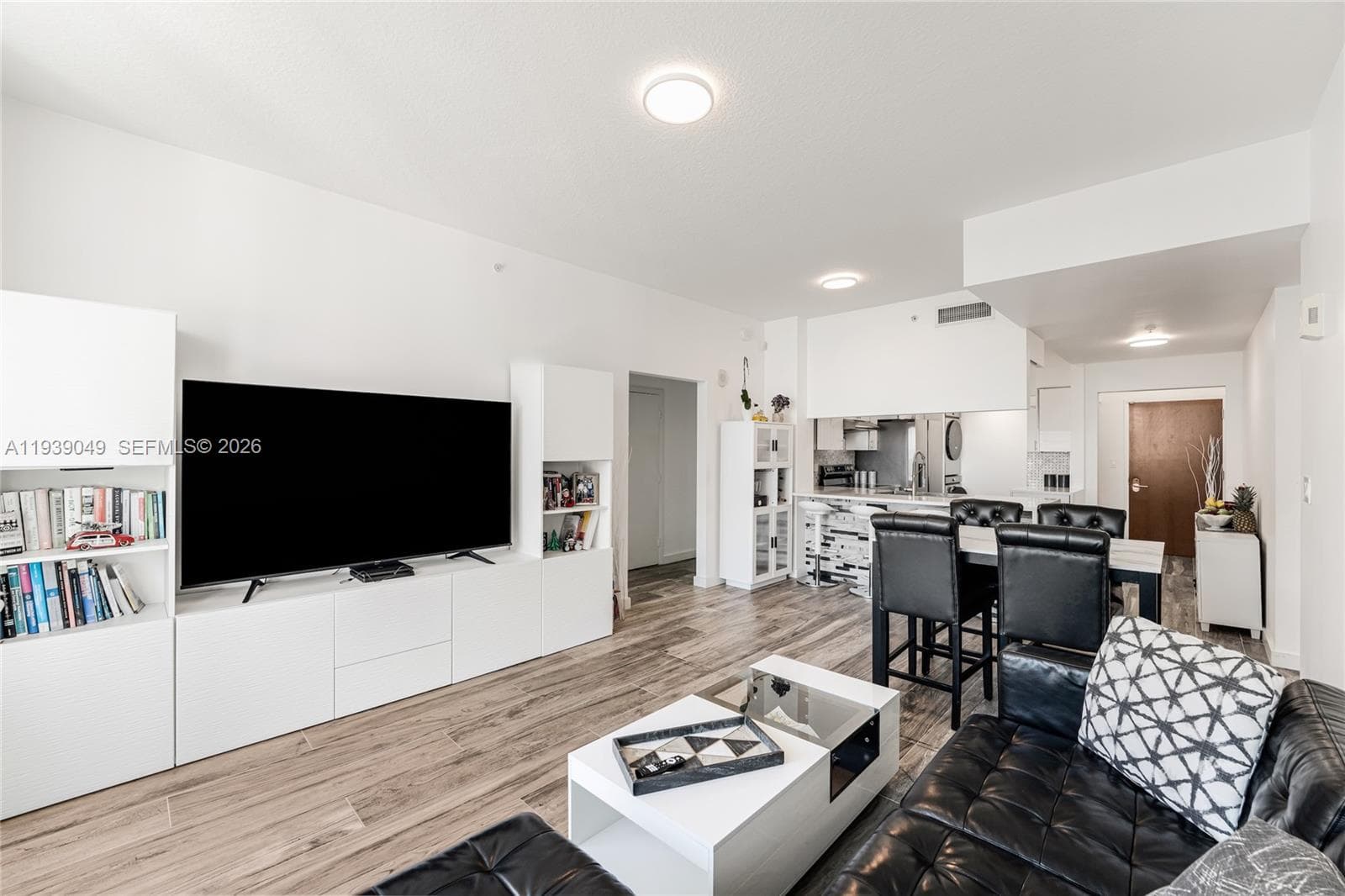 31 SE 5th St # 3918, Miami FL 33131 — 17