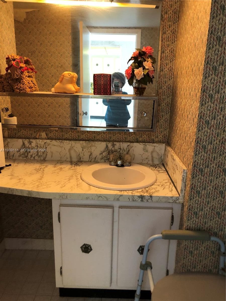 18011 Biscayne Blvd # 1403, Aventura FL 33160 — 17
