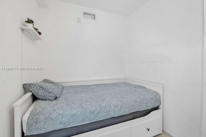 5601 Collins Ave # 825, Miami Beach FL 33140 — 24