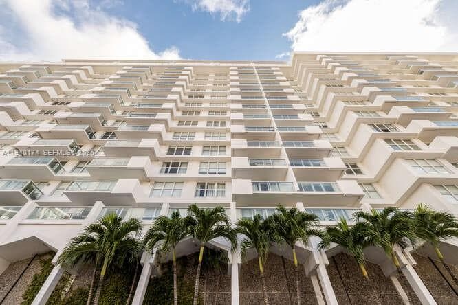 5601 Collins Ave # 825, Miami Beach FL 33140 — 34