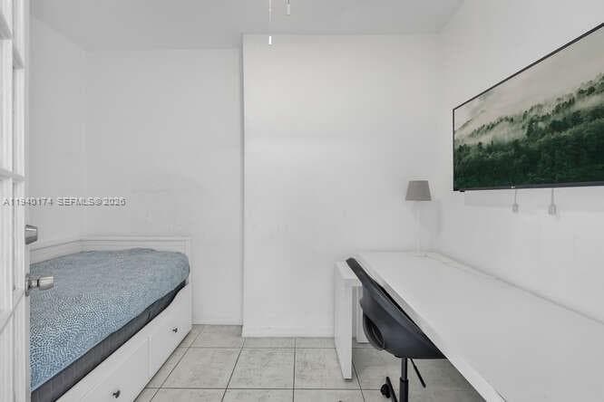 5601 Collins Ave # 825, Miami Beach FL 33140 — 25