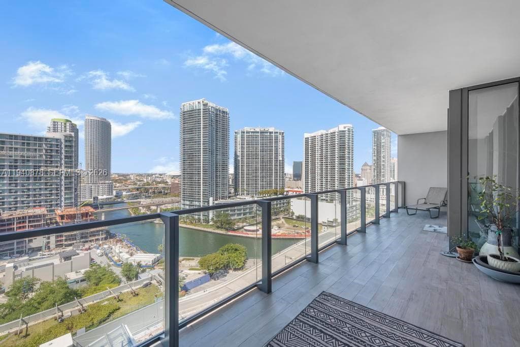 68 SE 6th St # 1710, Miami FL 33131 — 2