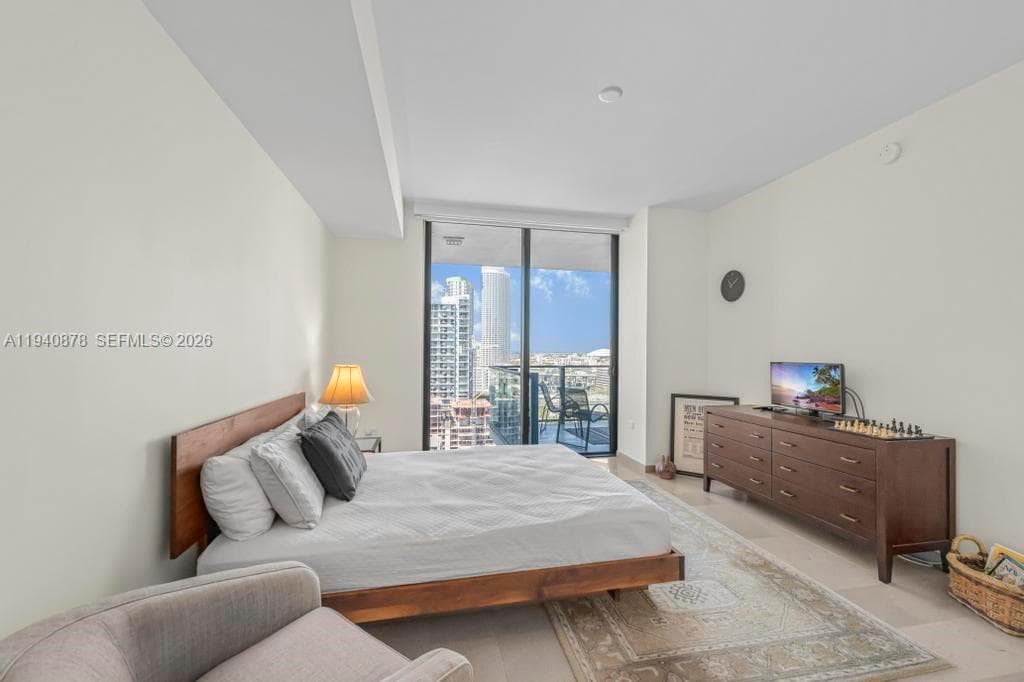 68 SE 6th St # 1710, Miami FL 33131 — 17