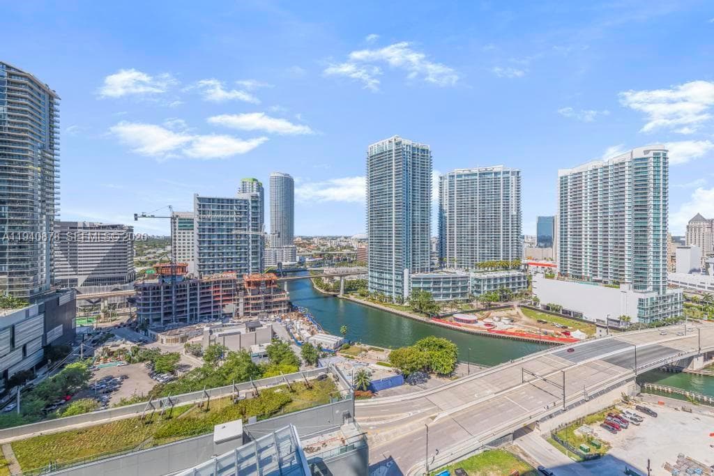 68 SE 6th St # 1710, Miami FL 33131 — 1