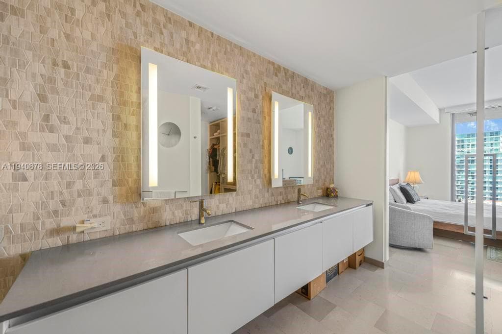 68 SE 6th St # 1710, Miami FL 33131 — 20