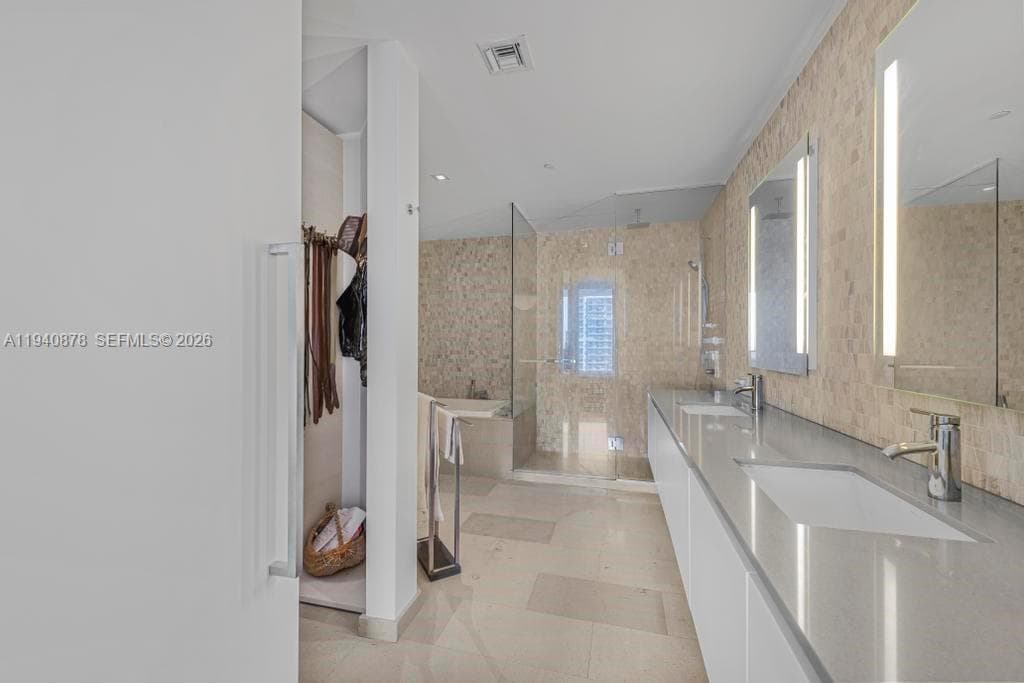 68 SE 6th St # 1710, Miami FL 33131 — 19