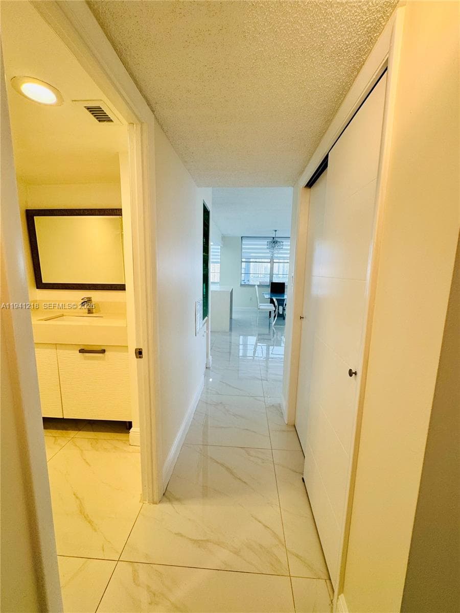 18041 Biscayne Blvd *BOAT SLIP & UNIT* # 1605, Aventura FL 33160 — 27