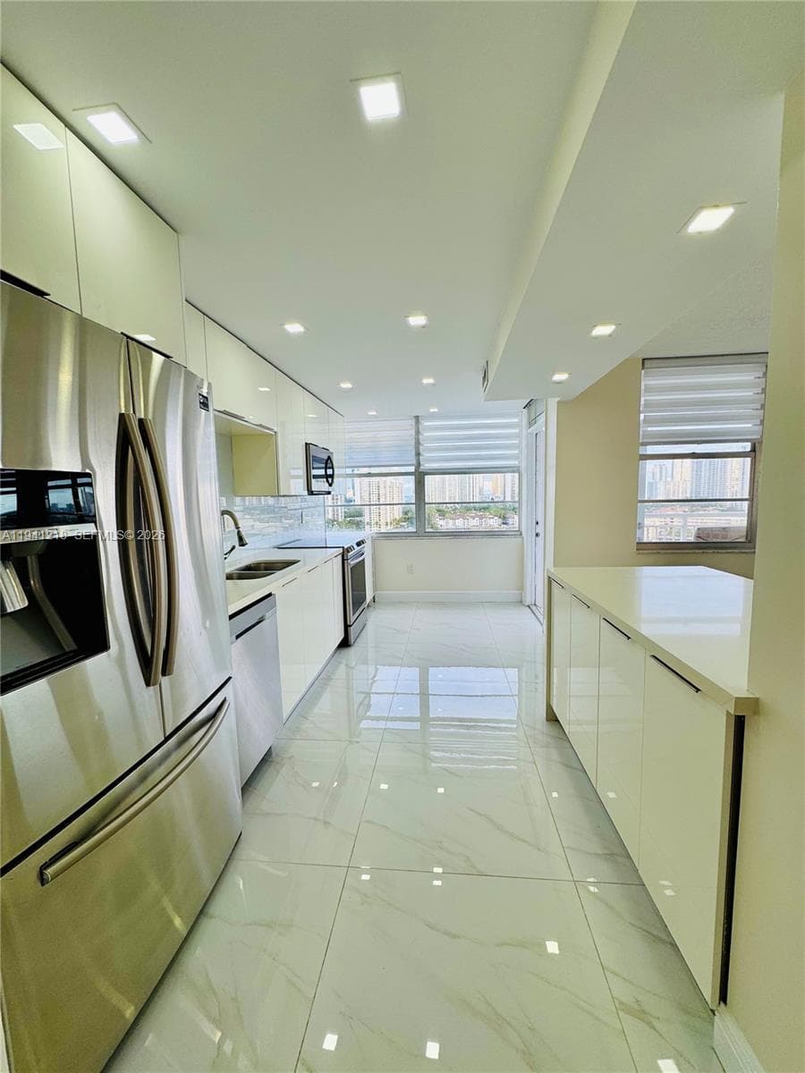 18041 Biscayne Blvd *BOAT SLIP & UNIT* # 1605, Aventura FL 33160 — 2