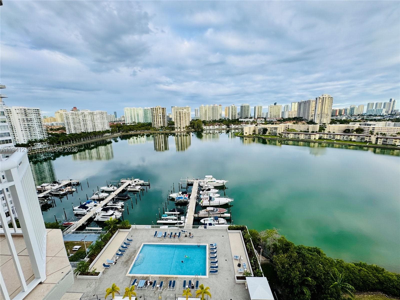 18041 Biscayne Blvd *BOAT SLIP & UNIT* # 1605, Aventura FL 33160 — 35
