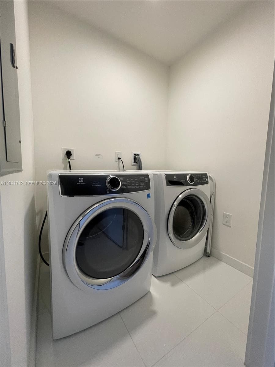 851 NE 1st Ave # 3606, Miami FL 33132 — 24
