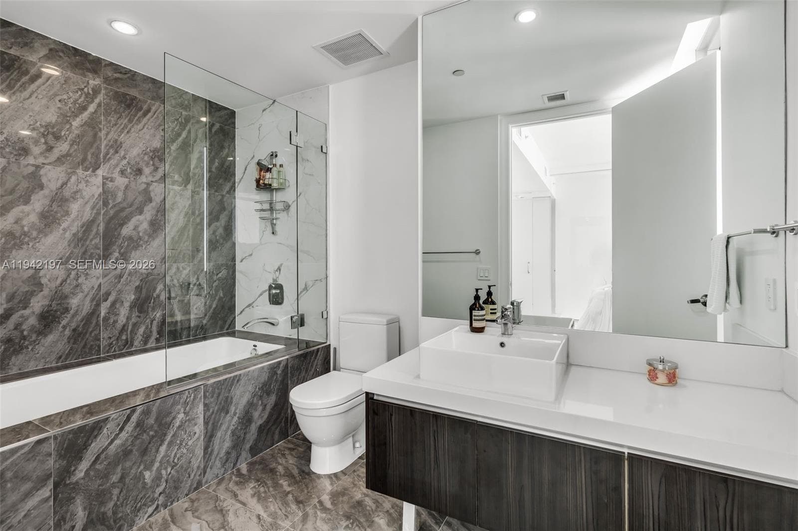 1100 Biscayne Blvd # 2907, Miami FL 33132 — 28