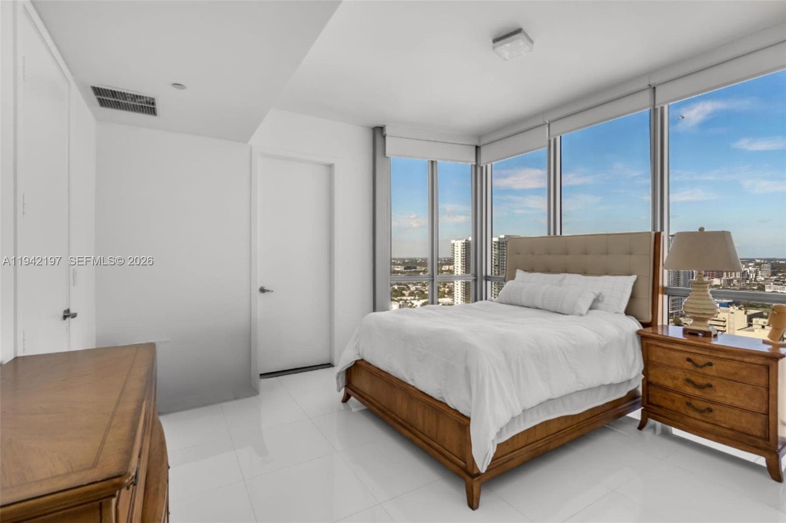 1100 Biscayne Blvd # 2907, Miami FL 33132 — 25