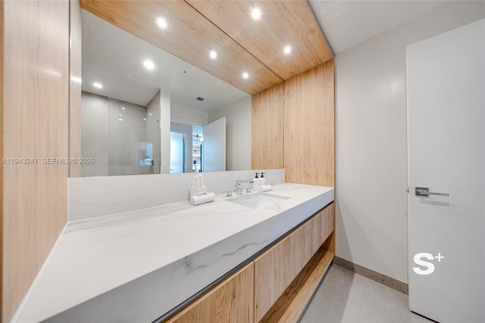 11 NE 6th St # 2903, Miami FL 33132 — 16
