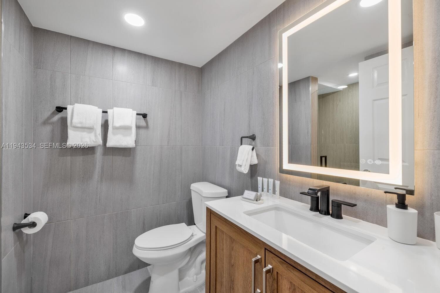 5445 Collins Ave # M12, Miami Beach FL 33140 — 11
