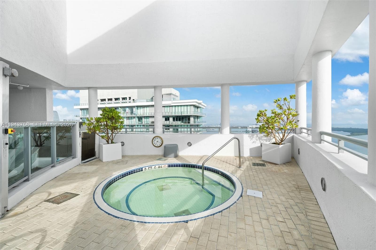 60 SW 13th St # 2812, Miami FL 33130 — 33