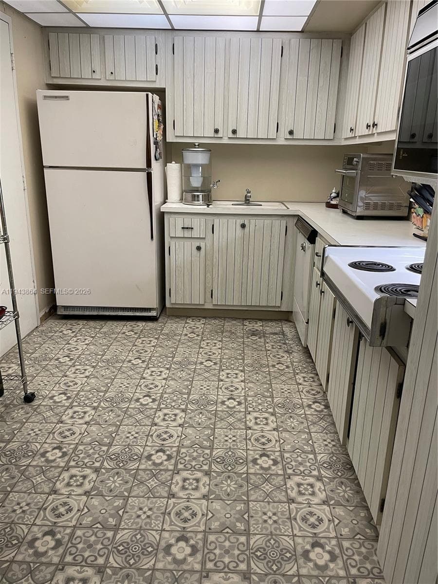 6039 Collins Ave # 1232, Miami Beach FL 33140 — 7