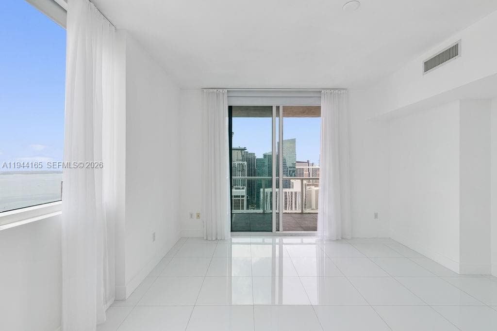 253 NE 2nd St # 4608, Miami FL 33132 — 24