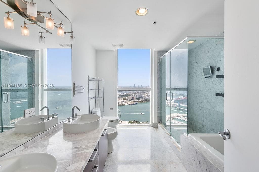 253 NE 2nd St # 4608, Miami FL 33132 — 25